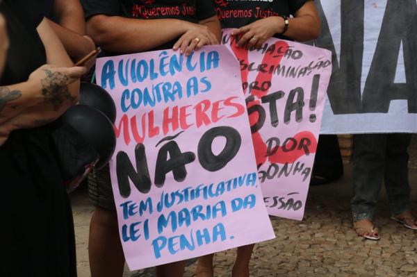 Mulheres fazem protesto diante do F&oacute;rum de Altos em apoio a v&iacute;timas de viol&ecirc;ncia.(Imagem:Andr&ecirc; Nascimento/ G1 PI)