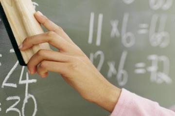UFPE oferece 76 vagas para professor com salários de até R$ 8,6 mil