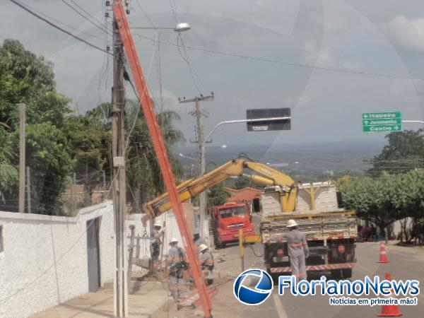 Eletrobr&aacute;s substitui poste danificado em acidente na Avenida S&atilde;o Pio.(Imagem:FlorianoNews)