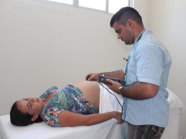 Osmayki Martin examina gestante na comunidade Olho D?&Aacute;gua em Cocal.(Imagem:Gilcilene Ara&uacute;jo/G1)