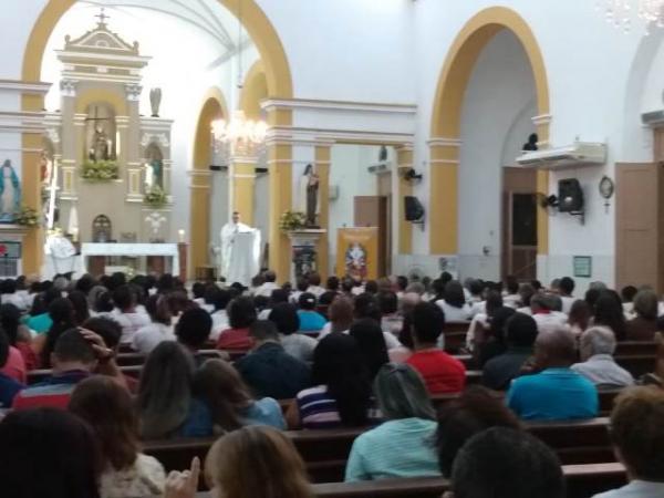 Fieis acompanham prociss&atilde;o n&aacute;utica de S&atilde;o Pedro de Alc&acirc;ntara pelas &aacute;guas do Rio Parna&iacute;ba.(Imagem:FlorianoNews)