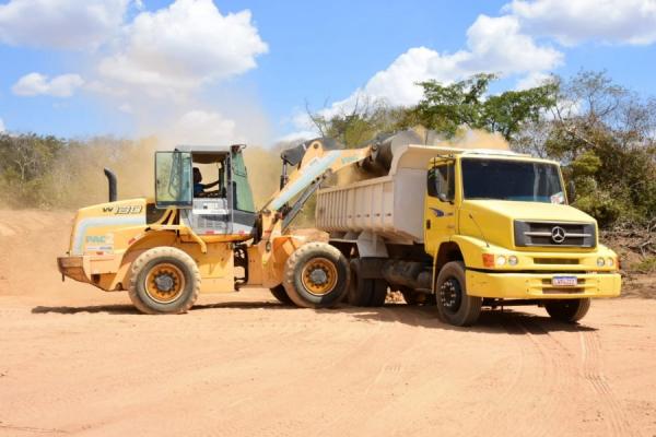 Prefeitura realiza obras de recuperação de estradas na comunidade Saco