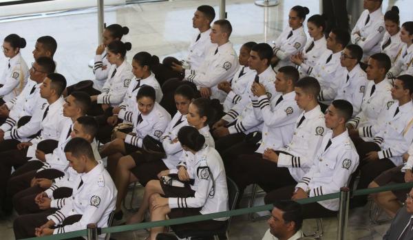Fim das escolas cívico-militares repercute entre estudantes e escolas