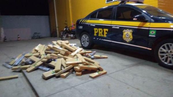 PRF prende condutor que transportava 300 kg de  droga no caminh&atilde;o.(Imagem:PRF)