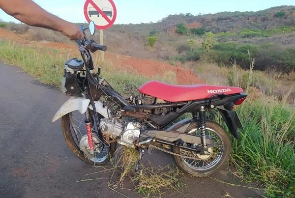Jovem de 18 anos fica gravemente ferido após dormir enquanto pilotava moto no Sul do Piauí, diz PRF