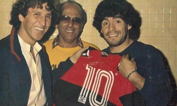  Maradona recebe camisa do Flamengo das m&atilde;os de Zico e George Helal.(Imagem:Reprodu&ccedil;&atilde;o )