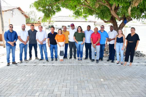 Vereadores de Floriano acompanham visita a obras em andamento na cidade.(Imagem:CMF)