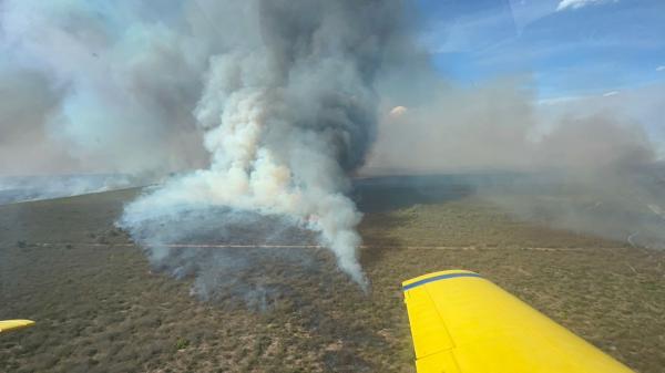 Incêndio fora de controle ameaça Serra das Confusões e bombeiros enviam reforços