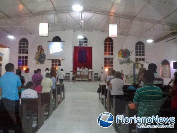 Fi&eacute;is participam da Vig&iacute;lia Pascal em Floriano.(Imagem:FlorianoNews)