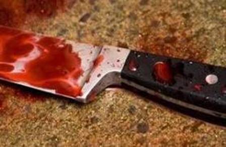 Por ciúme, homem mata mulher a facadas na frente dos vizinhos