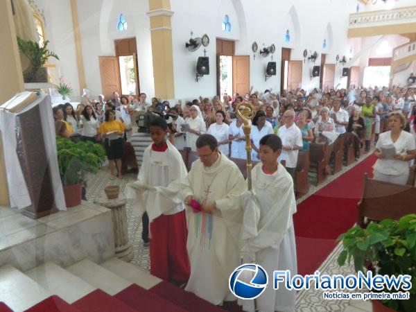 Cat&oacute;licos celebraram Corpus Christi com missa e prociss&atilde;o.(Imagem:FlorianoNews)