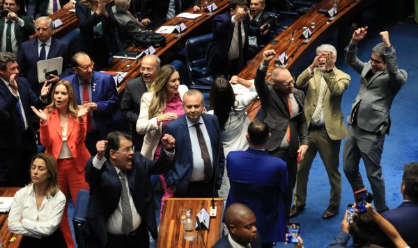 Senado aprova reforma tributária; texto volta à Câmara