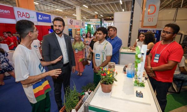 Estudantes de escola de tempo integral de Teresina apresentam horta vertical automatizada no Congresso das Cidades.(Imagem:Let&iacute;cia Santos)