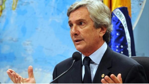 Bolsonaro priorizou candidato de Lira por medo de impeachment, diz Collor