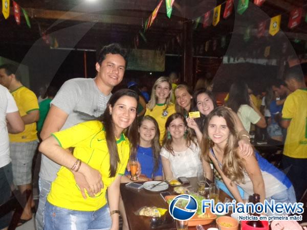 Ap&oacute;s jogo do Brasil, torcedores comemoraram empate no cais da Beira-Rio.(Imagem:FlorianoNews)