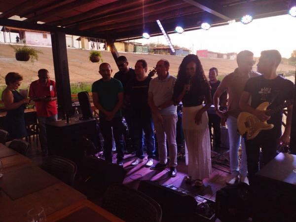 Prefeito de Floriano anuncia line-up estelar para o Réveillon em encontro com artistas locais