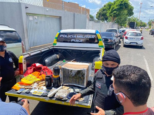 Dupla suspeita de traficar tinha grupo de WhatsApp para entregar droga por delivery