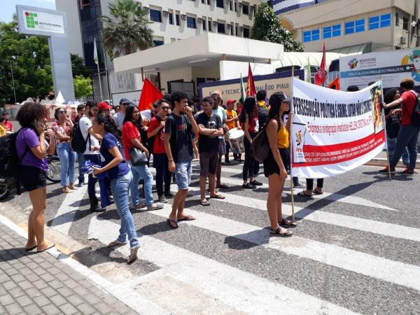 Professores e alunos da UFPI e do IFPI fazem protesto contra o programa Future-se e cortes do Govern