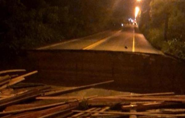 Bueiro desmorona, rompe BR-343 em Teresina e três carros caem na cratera.(Imagem:Reprodução)