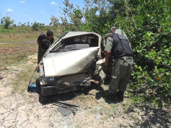 Veículo fica destruído após cair em ponte