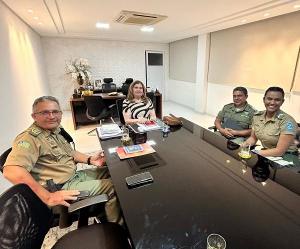 Comandante do 3° BPM visita UNIFAESF e firma parceria para a Corrida da Fogueira