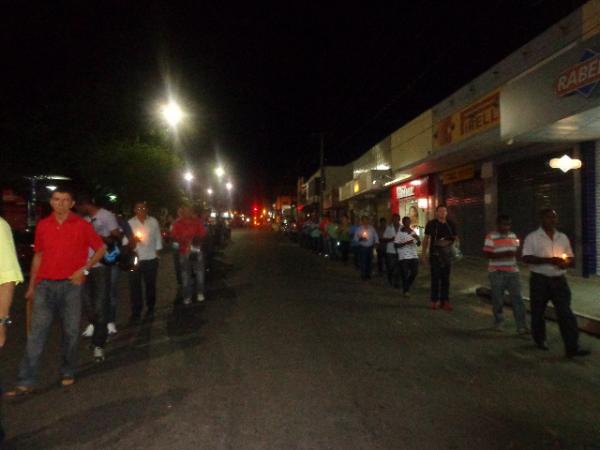 Fi&eacute;is participam da missa do lava p&eacute;s e prociss&atilde;o do fogar&eacute;u.(Imagem:FlorianoNews)
