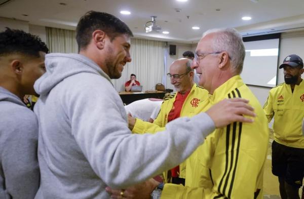  Diego Alves com Dorival J&uacute;nior, antes do jogo com o Internacional, no s&aacute;bado passado.(Imagem:Marcelo Cortes / Flamengo )