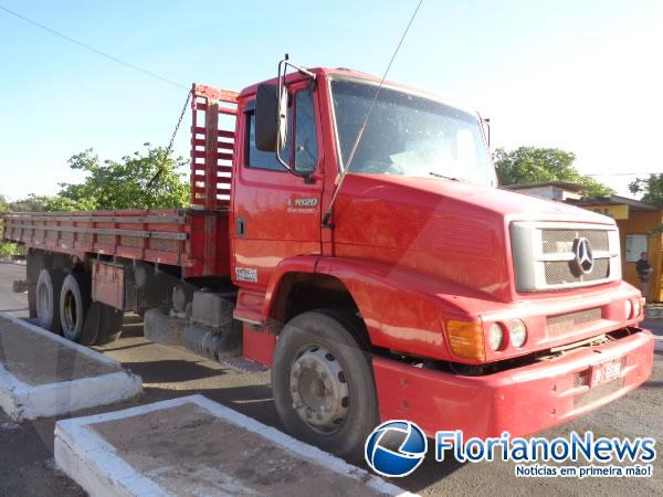 Caminh&atilde;o tomado de assalto &eacute; recuperado pela PRF em Floriano.(Imagem:FlorianoNews)