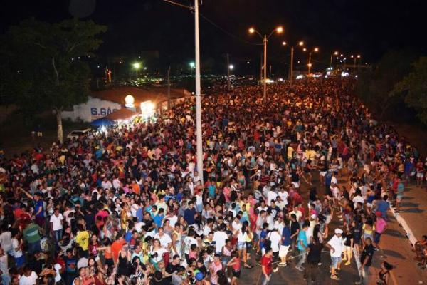 Arrast&atilde;o atrai milhares de pessoas &agrave; Avenida Beira Rio no anivers&aacute;rio da cidade.(Imagem:Secom)