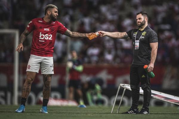 "Fofo" e popular, nutricionista do Flamengo faz sucesso na internet e ganha fama até nos estádios