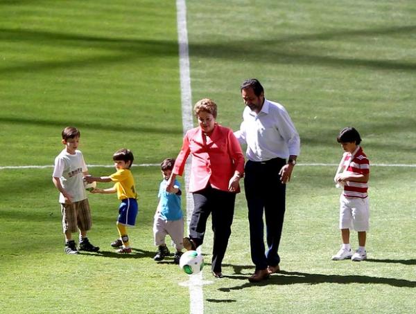 Dilma d&aacute; o pontap&eacute; inicial do novo Man&eacute; Garrincha.(Imagem:Adalberto Marques / Ag. Estado)