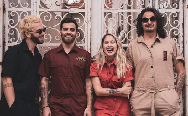 Banda Plutão Já Foi Planeta anuncia entrada da vocalista Cyz Mendes com o single "Acostuma"