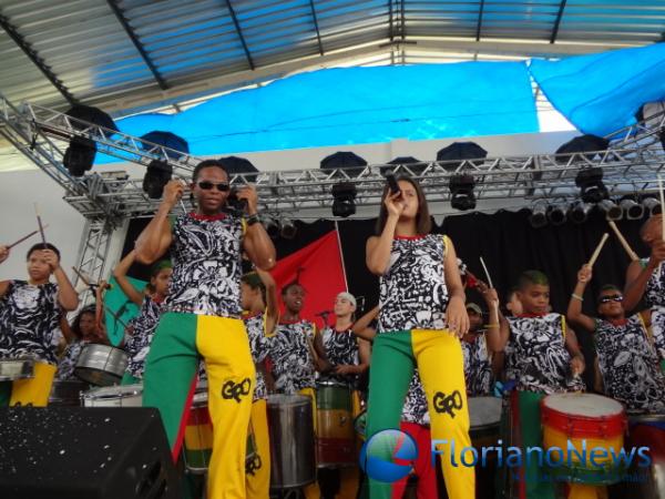 Matin&ecirc; de carnaval re&uacute;ne centenas de foli&otilde;es no CEC. (Imagem:FlorianoNews)
