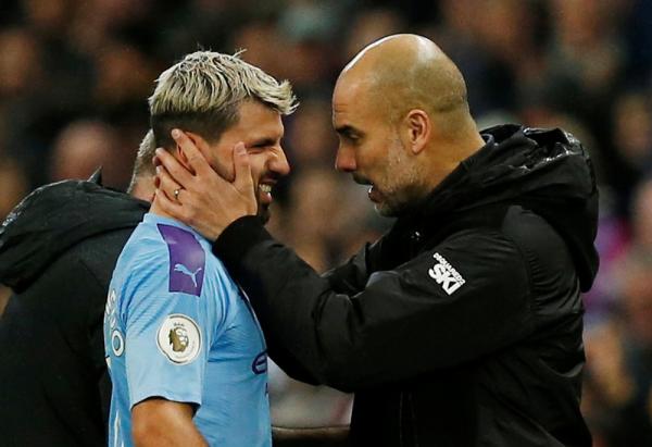 Guardiola é perguntado se Agüero é melhor 9 que já treinou e diz: "Messi é o melhor 9, 10, 11..."