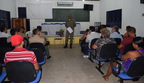 Autoridades se re&uacute;nem para discutir a seguran&ccedil;a no carnaval de Floriano.(Imagem:Waldemir Miranda)