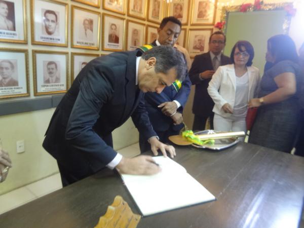 Gilberto J&uacute;nior tomou posse da prefeitura de Floriano.(Imagem:FlorianoNews)