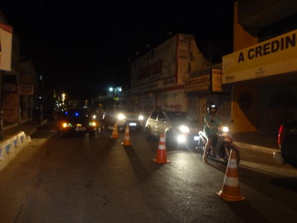 Pol&iacute;cia Militar realizou blitz no centro de Floriano.(Imagem:FlorianoNews)