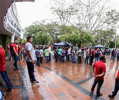 Debaixo de chuva, entidades sindicais protestam por repasses de contribuições