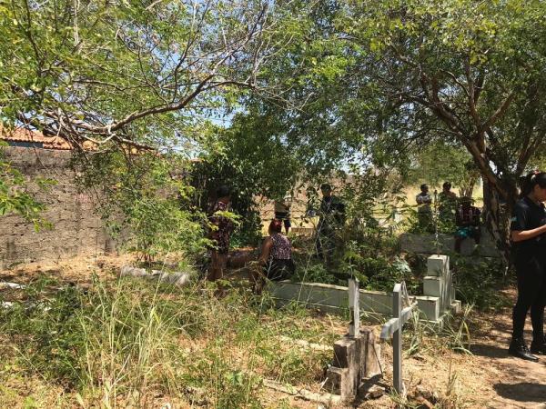 Homem foi achado morto no cemit&eacute;rio do bairro Buenos Aires.(Imagem:Lorena Linhares/G1)