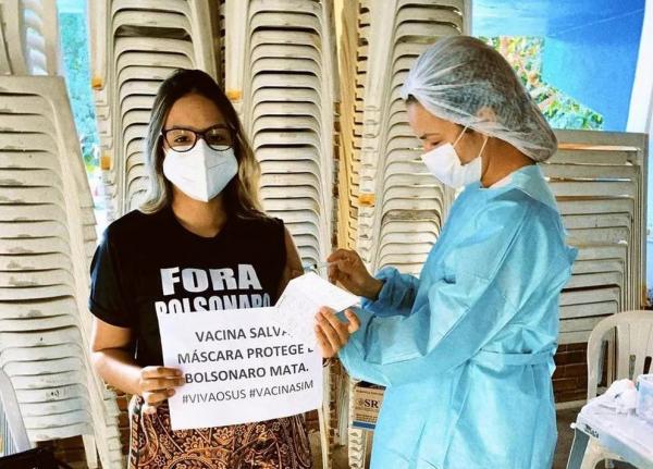  Maria Clara Honorato recebe a primeira dose da vacina contra a Covid-19.(Imagem:Reprodu&ccedil;&atilde;o /Redes Sociais )