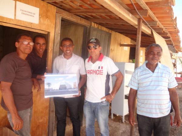Prefeito Joel Rodrigues visitou obras da Policl&iacute;nica de Floriano.(Imagem:FlorianoNews)