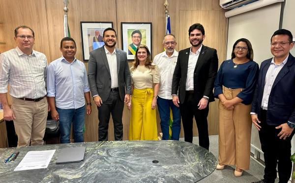 Deputado Dr. Francisco Costa participa de reunião para cessão de escola à UFPI em Floriano