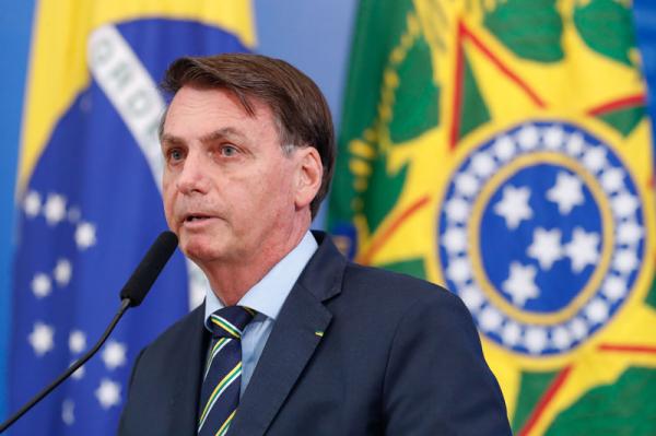Bolsonaro: é possível reduzir em ao menos 10% preço de combustível sem "canetada"