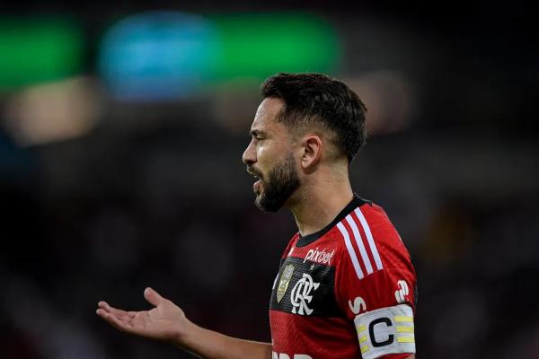 Everton Ribeiro recebe sondagens de clubes, mas prioriza Flamengo, que ainda não abriu conversa