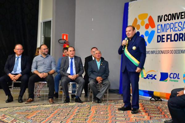 Presidente Joab Curvina representa a Câmara Municipal na IV Convenção Empresarial de Floriano.(Imagem:CMF)