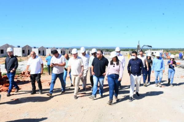 Prefeitura de Floriano visita &agrave;s obras do programa Minha Casa, Minha Vida no loteamento Bom Jardim(Imagem:Secom)