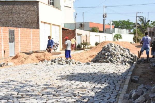 Obras de pavimentação poliédrica do Cajueiro II são retomadas