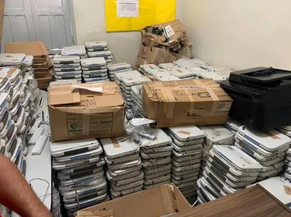 Computadores port&aacute;teis encontrados em desuso pela Semec em Teresina.(Imagem:Semec Teresina)