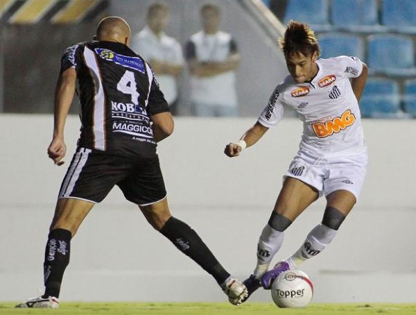 Neymar sofreu dez das 19 faltas cometidas pelo Comercial.(Imagem:Fernando Coca/Ag&ecirc;ncia Estado)