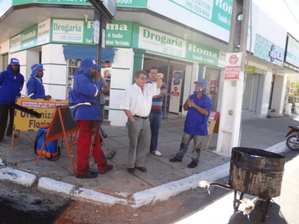 Avelino Neiva verifica obras de pavimenta&ccedil;&atilde;o asf&aacute;ltica em Floriano.(Imagem:FlorianoNews)